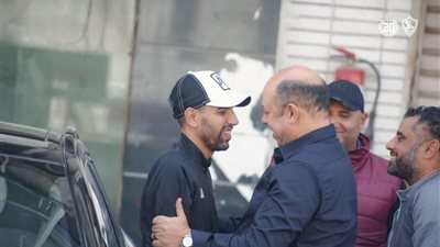 أحمد سليمان وطارق حامد يستقبلان مؤمن زكريا قبل مباراة الزمالك والأهلي لمواليد 2005 