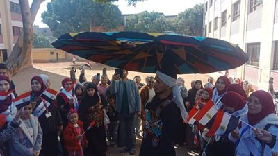 احتفالات امام اللجان وسط اقبال كبير من الشباب والسيدات في اليوم الثاني من الانتخابات الرئاسية بمحافظة أسيوط 