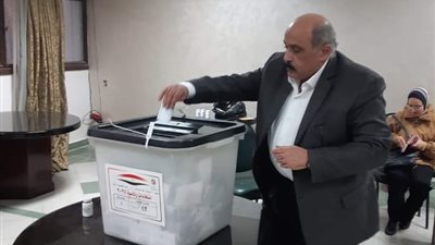 سكريتر عام محافظة أسيوط يدلي بصوته في الانتخابات الرئاسية 