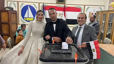 عريس وعروسة يشاركان في الانتخابات الرئاسية بزي الفرح بدمياط