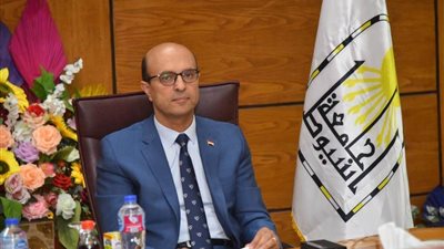 رئيس جامعة أسيوط يهنئ الرئيس السيسي بفوزه بولاية رئاسية جديدة 