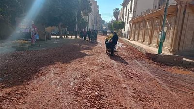 مواصلة أعمال وضع التربة الزلطية وتوسعة وتسوية شوارع بمدينة منفلوط بأسيوط 