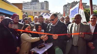 سعد يفتتح معرض المشروعات الصغيرة والأسر المستفيدة بمجمع المصالح بحى شرق أسيوط 