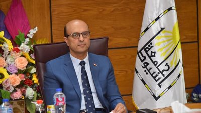 فريق طبي بجامعة أسيوط ينجح في إجراء جراحة دقيقة جداً لاستئصال ورم بالكلية اليسري لشاب 