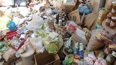 ضبط مواد غذائية مجهولة المصدر بمخزن غير مرخص بحلوان