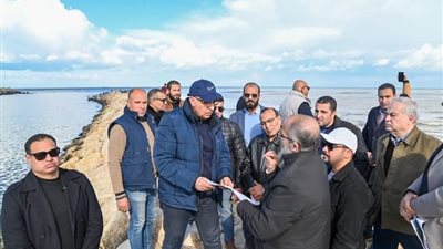 وزير الري يتفقد أعمال حماية مصب مصرف الغربية الرئيسي