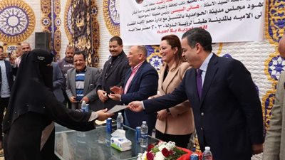 نائب محافظ الجيزة تسلم شهادات محو الأمية لعدد 45 دارس بالحوامدية