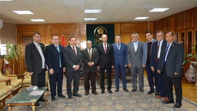 المنشاوى يستقبل لجنة من وزارة التعليم العالى لاعتماد لائحة كلية العلوم والتكنولوجيا بجامعة أسيوط الأهلية