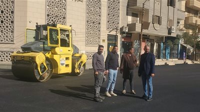 مواصلة أعمال رصف شوارع منطقة المعلمين بحى غرب أسيوط 