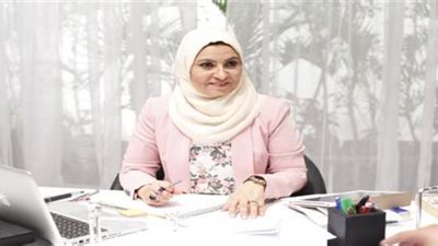 إمرأة تحرر محضر ضد خبيرة علاقات أسرية شهيرة.. فما السبب؟