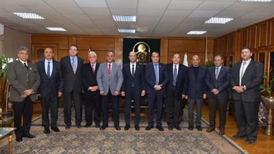 رئيس جامعة أسيوط يستقبل مُمثلي الكلية الملكية للأطباء ببريطانيا