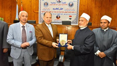محافظ أسيوط يشهد احتفال تكريم الدكتور عاصم قبيصي لتعيينه مديرًا لأوقاف المنوفية ويهديه وسام المحافظة
