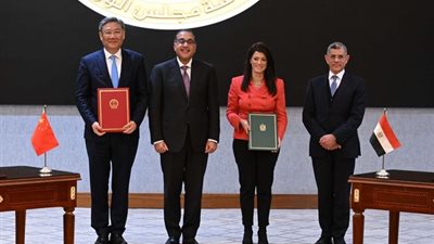 مدبولي يشهد توقيع شهادة التسليم والتسلُم لمشروع مركز تجميع الأقمار الصناعية