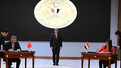 رئيس الوزراء يشهد توقيع شهادة التسليم والتسلُم الخاصة بمشروع مركز تجميع وتكامل واختبار الأقمار الصناعية