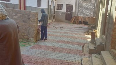 استكمال تركيب بلاط الانترلوك بالشوارع الضيقة بمدينة صدفا بأسيوط 
