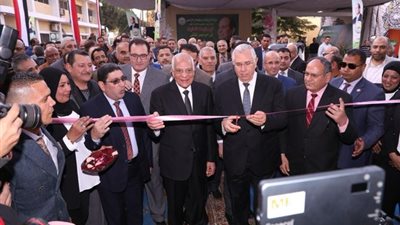 وزير الزراعة ومحافظ الجيزة يفتتحان معرض خير مزارعنا لاهالينا 