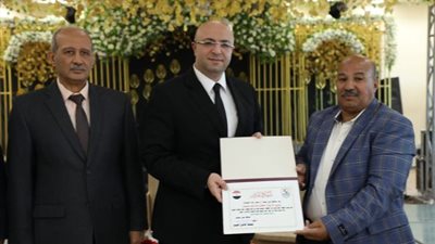 محافظ بني سويف يكرم مدير مشروع النظافة لبلوغه سن المعاش