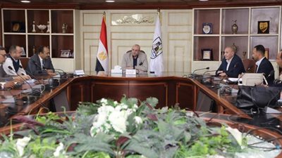 محافظ بني سويف يناقش سبل وإجراءات تحسين منظومة الصرف الصناعي والصحي  بمنطقة بياض العرب شرق النيل  