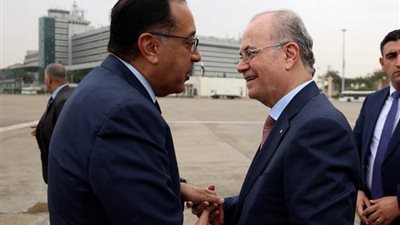 رئيس الوزراء يستقبل رئيس الوزراء الفلسطيني بمطار القاهرة