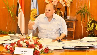 محافظ أسيوط يوجه مسئولي المتغيرات المكانية باستمرار رصد التعديات على الأراضي الزراعية 