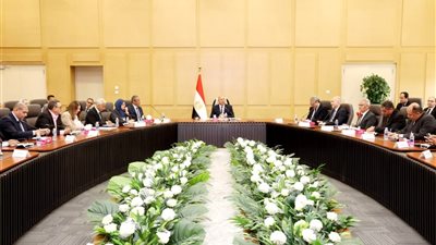 نائب رئيس مجلس الوزراء للتنمية الصناعية وزير النقل والصناعة يعقد لقاءً موسعاً مع قيادات وزارة الصناعة لتحديد مستهدفات المرحلة المقبلة