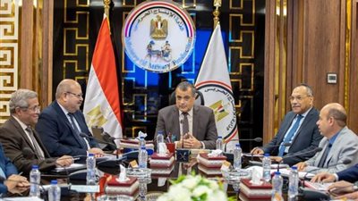 وزير الدولة للإنتاج الحربي يتابع خطط التطوير لشركة 