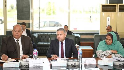 بحضور نائب وزير الصحة .. محافظ قنا يترأس المجلس الإقليمي للسكان للوقوف علي المؤشرات السكانية