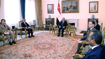 الرئيس السيسي يستقبل وزير الخارجية الفرنسي والوفد المرافق له بحضور وزير الخارجيه المصري 