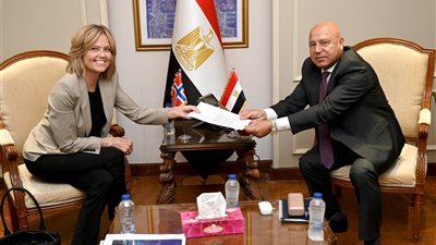 نائب رئيس مجلس الوزراء للتنمية الصناعية وزير  الصناعة والنقل يبحث مع سفيرة النرويج بالقاهرة تعزيز الاستثمارات النرويجية بالسوق المصري في مجالات الطاقة الجديدة والمتجددة والنظيفة ومكونات إنتاجها 