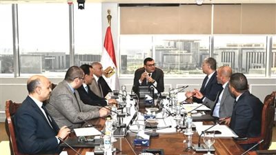 وزير الإسكان يتابع سير العمل بمشروعى 