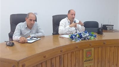 رئيس مدينة دهب يلتقي بالعاملين بمجلس المدينه