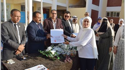 وكيل مديرية التربيه والتعليم يكرم الطلاب المتفوقين بمدرسة الأهرام الرسمية للغات بإدارة طور سيناء التعليمية 