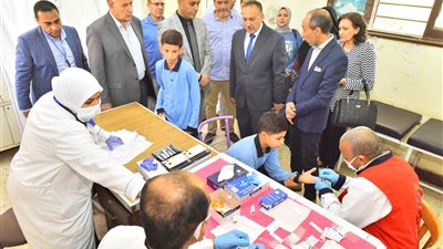 محافظ أسيوط يتفقد المبادرة الرئاسية للكشف المبكر عن الالتهاب الكبدى الوبائي بمدرسة إسماعيل القبانى الإعدادية بنين