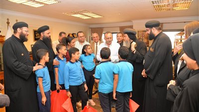 محافظ أسيوط يلتقي أسقف منفلوط للأقباط الأرثوذوكس وطلاب ومعلمي مدارس سانت ماري الخاصة
