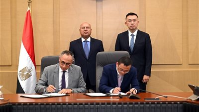 نائب رئيس مجلس الوزراء للتنمية الصناعية وزير الصناعة والنقل يشهد توقيع اتفاق بين شركة بايك الصينية وشركان ألكان لإقامة مصنع لإنتاج سيارات كهربائية في مصر