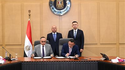 نائب رئيس مجلس الوزراء للتنمية الصناعية وزير الصناعة والنقل يشهد توقيع اتفاق بين شركة بايك الصينية وشركة ألكان لإقامة مصنع لإنتاج سيارات كهربائية في مص