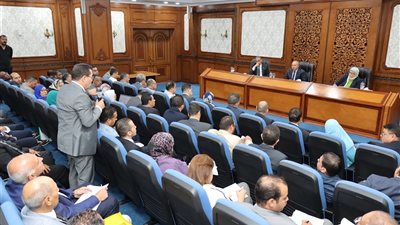 نائب رئيس مجلس الوزراء للتنمية الصناعية وزير الصناعة والنقل يبحث مع محافظ ومستثمري الفيوم تحديات المناطق الصناعية بالمحافظة وسبل حلها