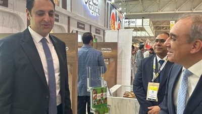 سفير مصر في فرنسا يتفقد الشركات المصرية المشاركة في معرض SIAL الدولي