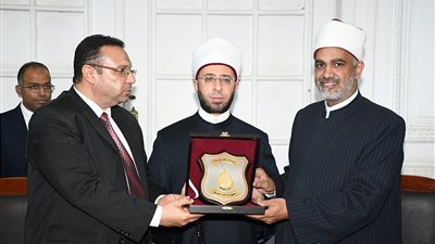 صور .. «الأزهري» يكرم الأمين العام السابق للمجلس الأعلى للشئون الإسلامية
