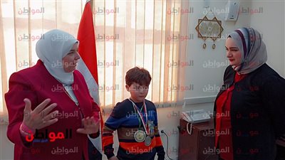 صور .. مدير «القاهرة الجديدة التعليمية» تحتفي بطفل موهوب في القراءة والإنشاد الديني