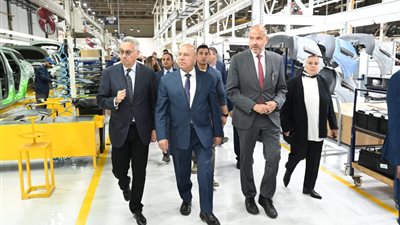 نائب رئيس مجلس الوزراء للتنمية الصناعية وزير الصناعة والنقل يشهد إطلاق سيارة إكسيد المنتجة في مصر ويتفقد خطوط الإنتاج بالمصنع