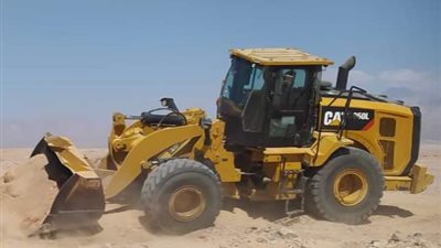 رئيس مدينة طور سيناء يتابع تطهير مخرات السيول وتمهيد الطريق المؤدي لوادي عريق