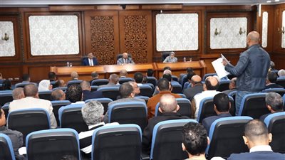 نائب رئيس مجلس الوزراء للتنمية الصناعية وزير الصناعة والنقل يبحث مع محافظ ومستثمري الجيزة تحديات المناطق الصناعية بالمحافظة وسبل حلها