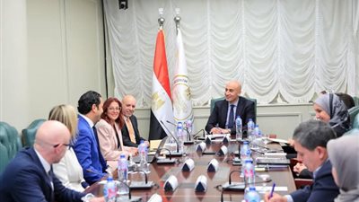 وزير التربية والتعليم يبحث مع مسئولي هيئة كامبريدج سبل تعزيز مشروعات التعاون المشترك 