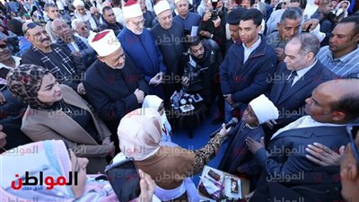 صور .. «شيخ الأزهر» يوقف مراسم الإفتتاح للإستماع لقصيدة«طفل»