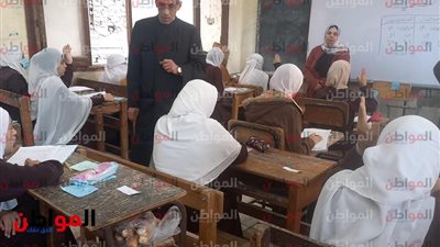صور .. «رئيس الإدارة المركزية» يتابع إنطلاق إمتحانات الفصل الدراسى الأول بـ«البساتين» 