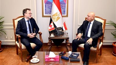 نائب رئيس الوزراء للتنمية الصناعية وزير الصناعة والنقل يلتقي السفير الكندي بالقاهرة لبحث التعاون مع الشركات الكندية