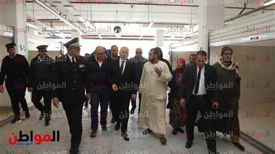صور .. مراسم تسليم المحلات المخصصة لنقل الباعة الجائلين إلى سوق العاشر الحضاري