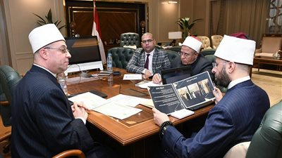 صور .. ضمن خطة التطوير .. «وزير الأوقاف» يجتمع بمدير إدارة أوقاف السويس