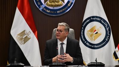 وزير البترول يجدد الثقة في مساعد رئيس شركة بدر الدين للأمن 